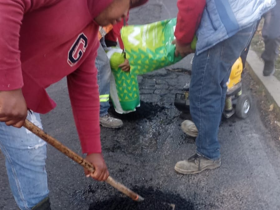 Con bacheo atiende Ayuntamiento de Tlaxcala Camino Real en Tizatlán